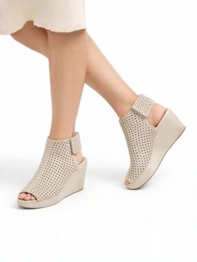Chocolat Blu Wing Perforated Platform Wedge Sandals – Beige – Size 9